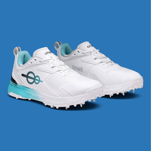 One8 Cover Drive 18 Pro Cricket Spikes